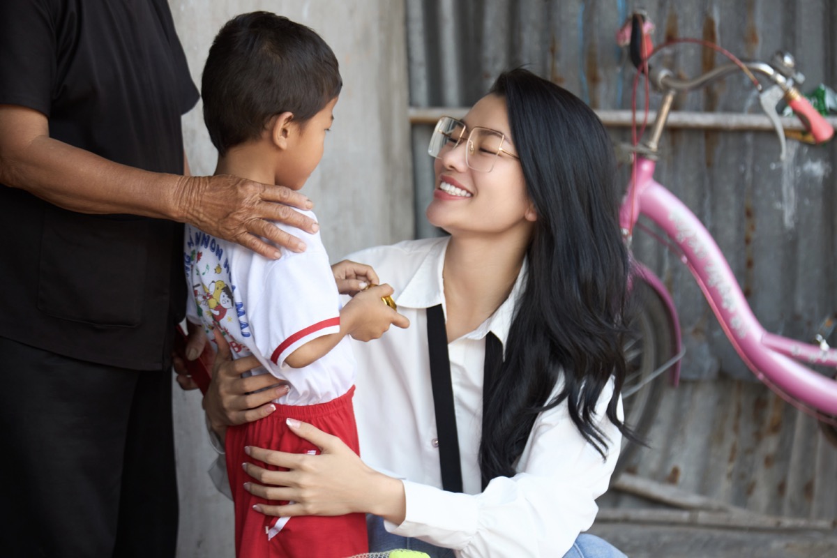 Á hậu Hoàng Nhung đi từ thiện