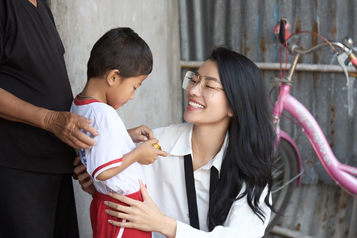 Á hậu Hoàng Nhung đi từ thiện