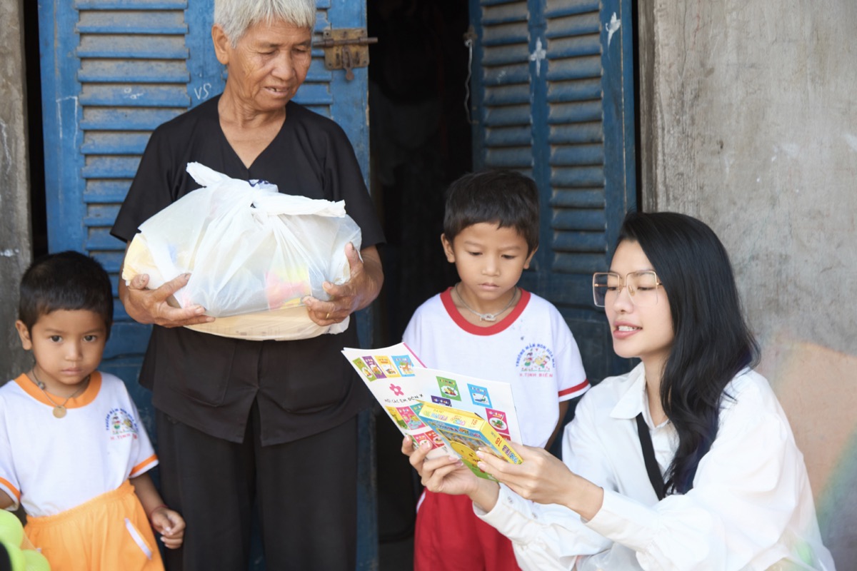 Á hậu Hoàng Nhung đi từ thiện