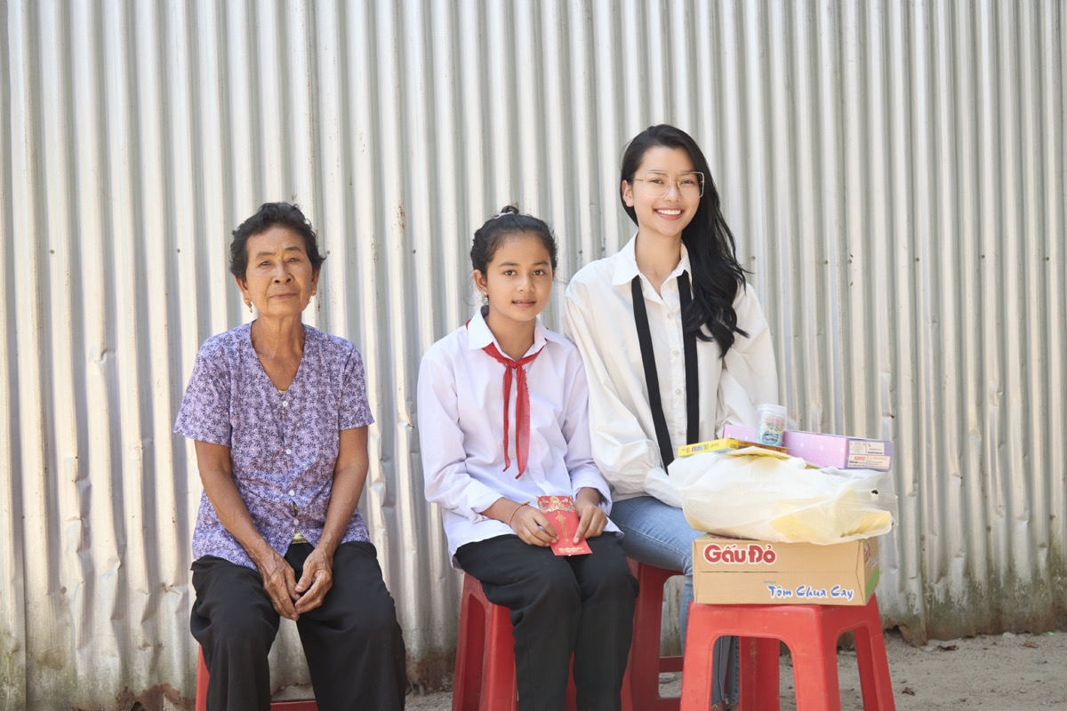 Á hậu Hoàng Nhung đi từ thiện