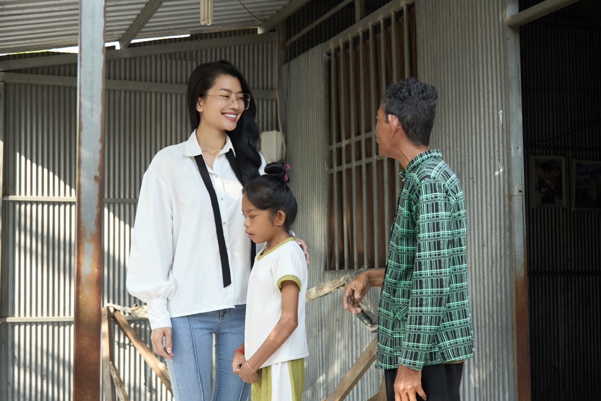 Á hậu Hoàng Nhung đi từ thiện