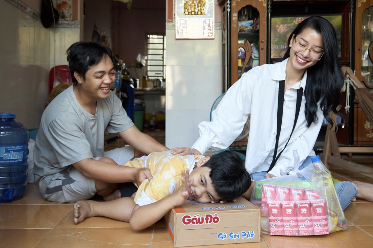 Á hậu Hoàng Nhung đi từ thiện