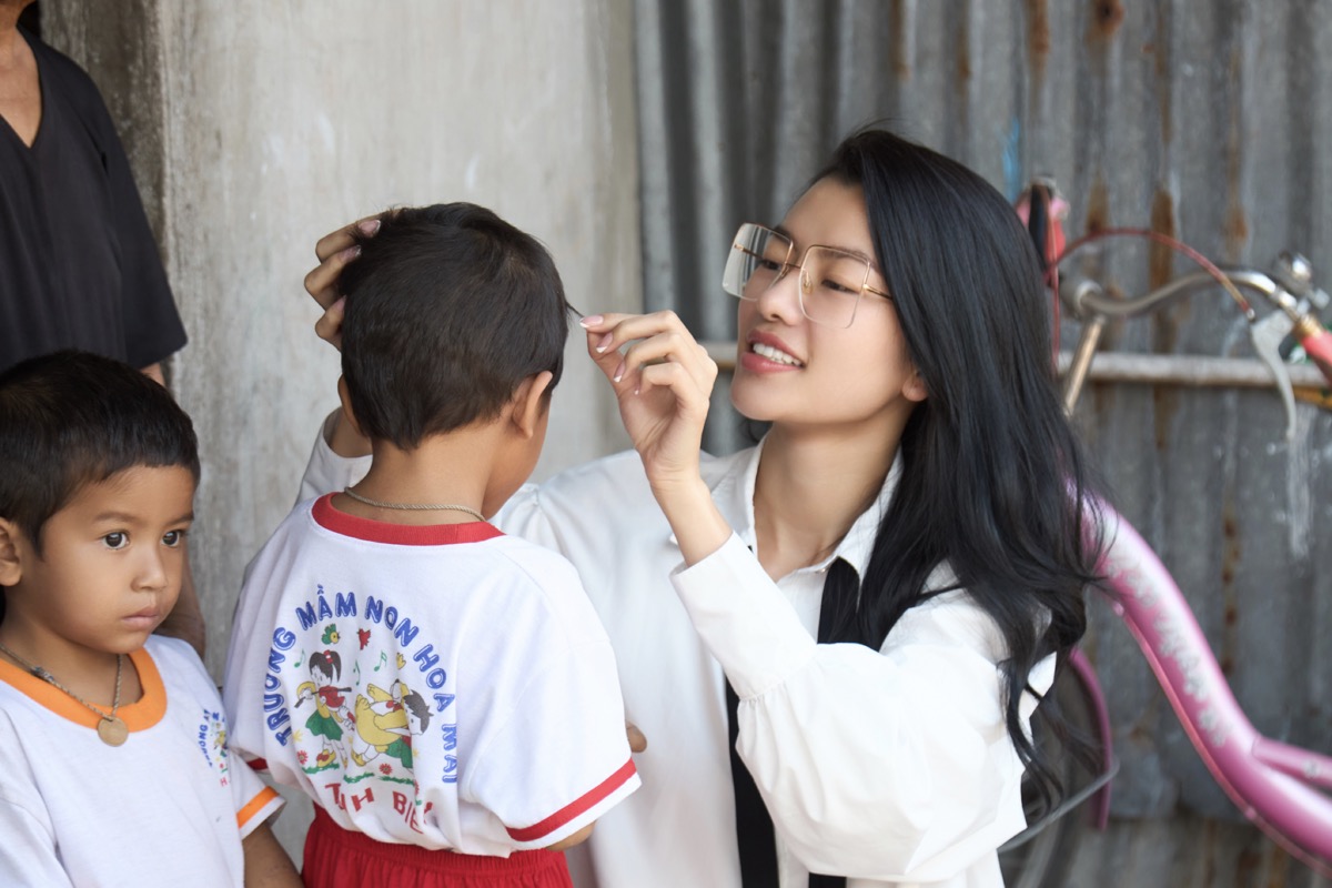 Á hậu Hoàng Nhung thăm trẻ mồ côi, trẻ có hoàn cảnh khó khăn tại An Giang