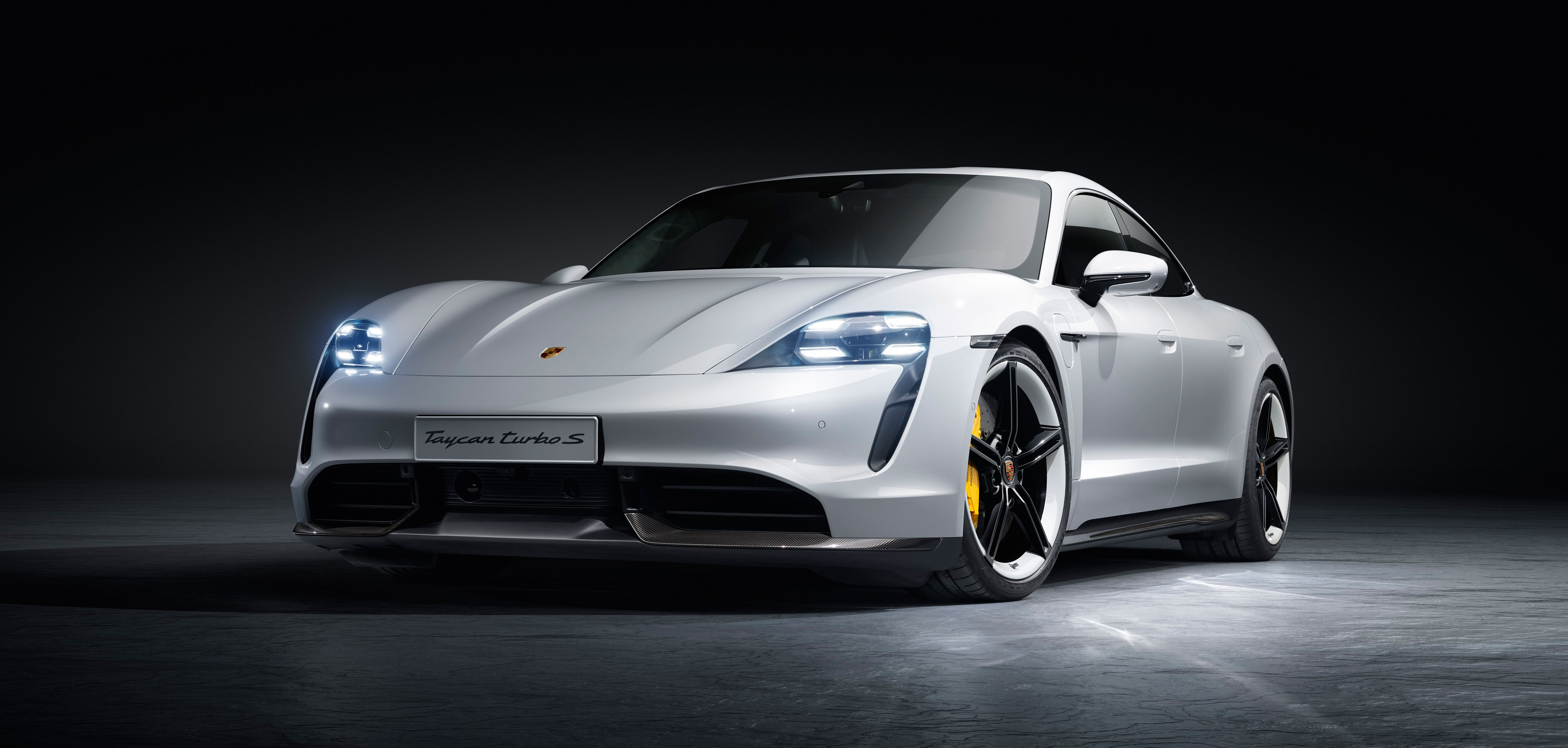 Porsche Taycan khiến Tesla Model S 