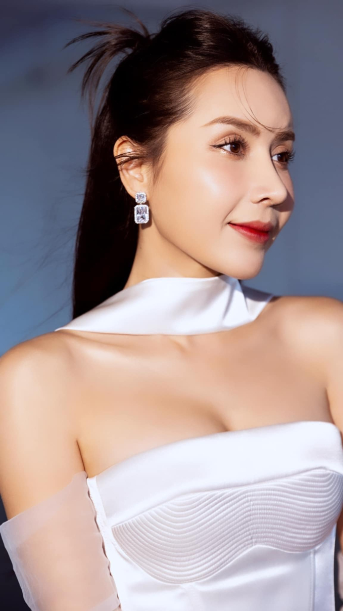 Chị đẹp đạp gió rẽ sóng, Mỹ Linh công khai quan hệ với Lưu Hương Giang