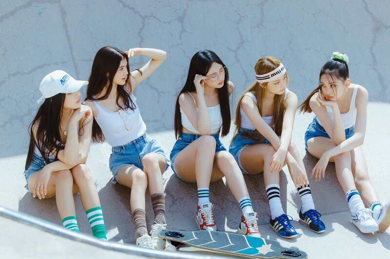 Nhóm nữ 1 năm tuổi lập kỷ lục 1 tỷ stream Spotify là ai ?