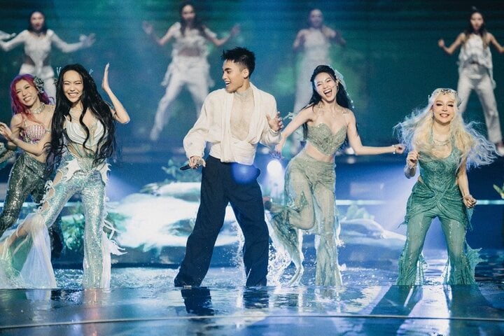 Hồng Nhung đọc rap, nhảy ke đầu trên sân khấu Chị đẹp đạp gió rẽ sóng