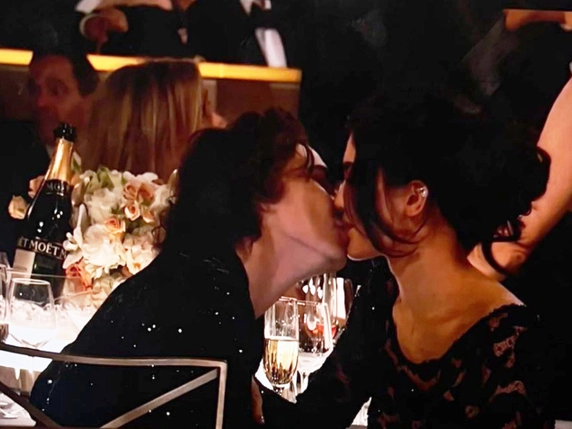 Kylie Jenner và Timothée Chalamet phát cẩu lương trong Quả Cầu Vàng