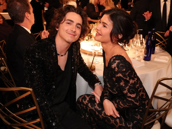 Kylie Jenner và Timothée Chalamet phát cẩu lương trong Quả Cầu Vàng 