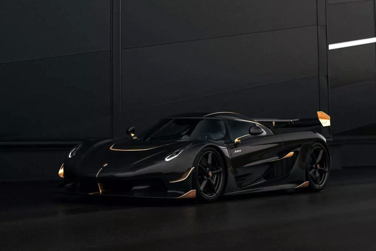 Koenigsegg Jesko độc nhất thế giới với thân xe bằng sợi carbon và mạ vàng 24k