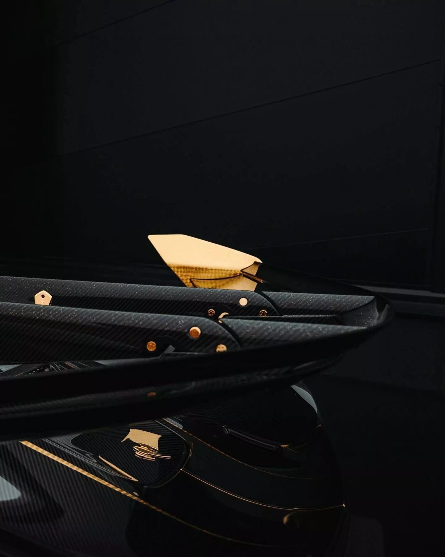 Koenigsegg Jesko độc nhất thế giới với thân xe bằng sợi carbon và mạ vàng 24k