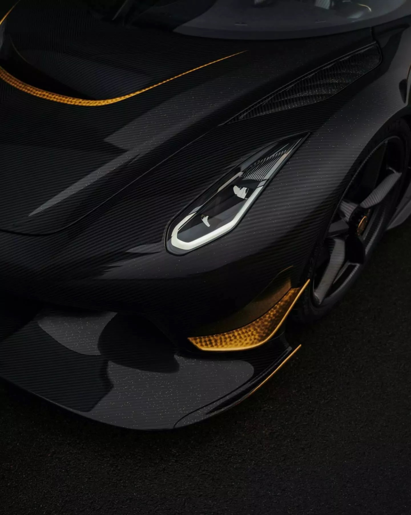Koenigsegg Jesko độc nhất thế giới với thân xe bằng sợi carbon và mạ vàng 24k