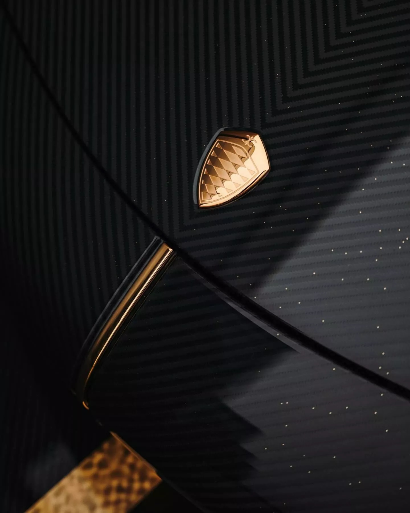Koenigsegg Jesko độc nhất thế giới với thân xe bằng sợi carbon và mạ vàng 24k