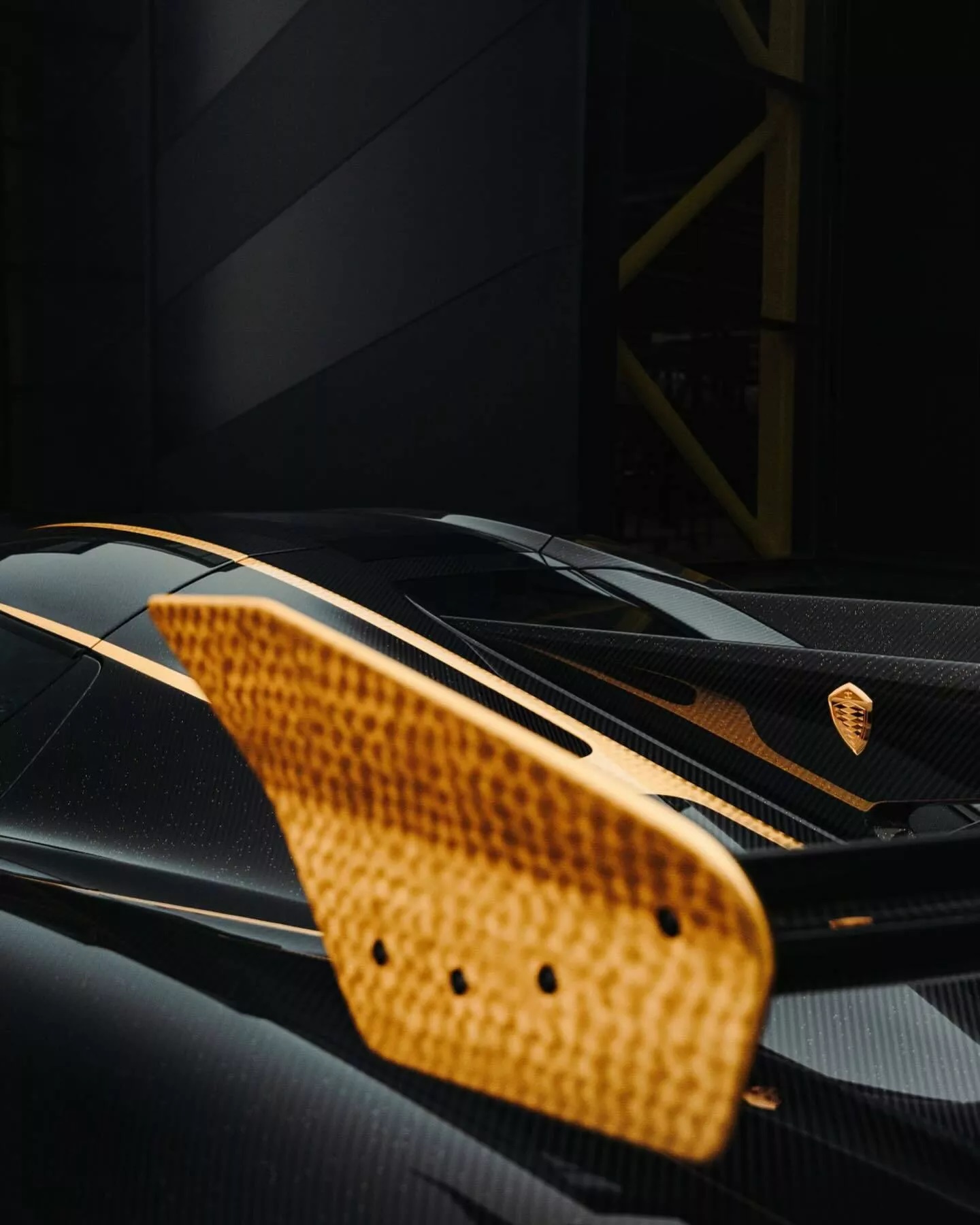 Koenigsegg Jesko độc nhất thế giới với thân xe bằng sợi carbon và mạ vàng 24k