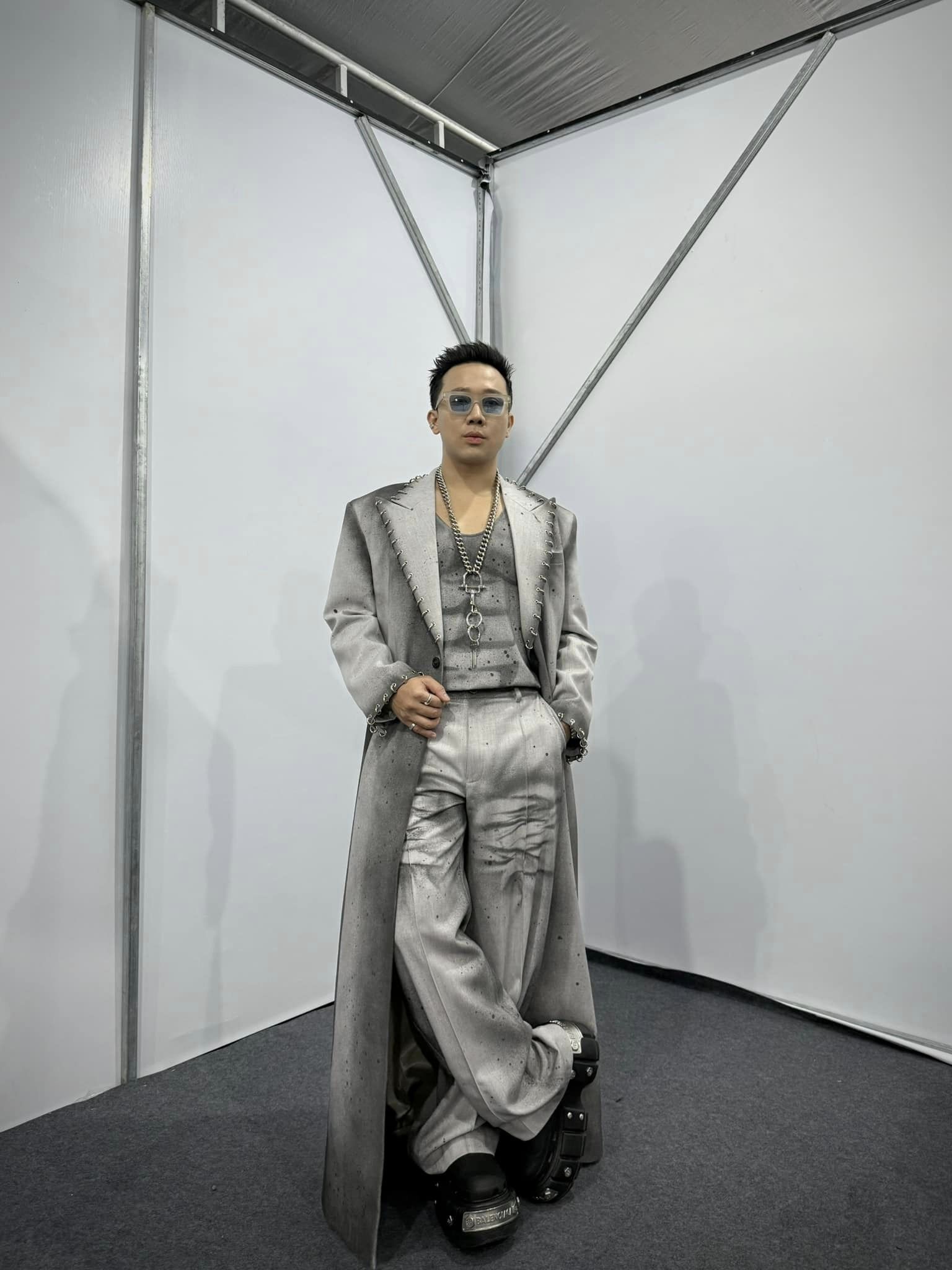 Giày Trấn Thành