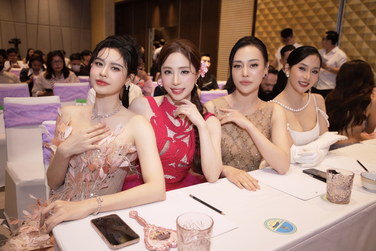 Trương Quỳnh Anh khoe nhan sắc ngọt ngào tại họp báo Bước nhảy hoàn vũ 2024