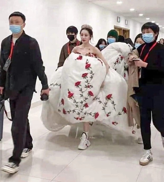 Mỹ nữ không thích mặc váy, sợ đám đông nhưng lại trở thành tâm điểm gây ùn tắc