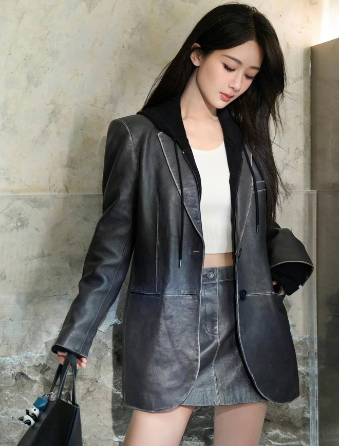 Mỹ nữ không thích mặc váy, sợ đám đông nhưng lại trở thành tâm điểm gây ùn tắc