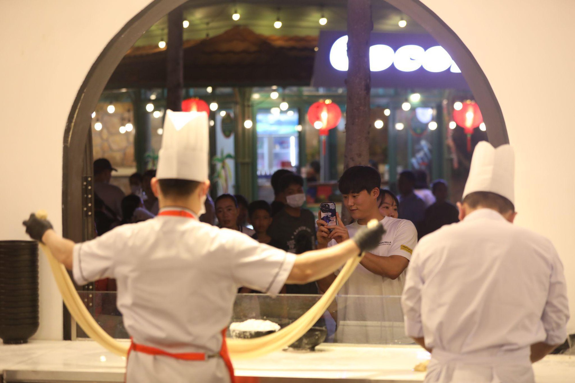Có một chợ đêm bên biển Vui Phết tụ hợp du khách trong và ngoài nước