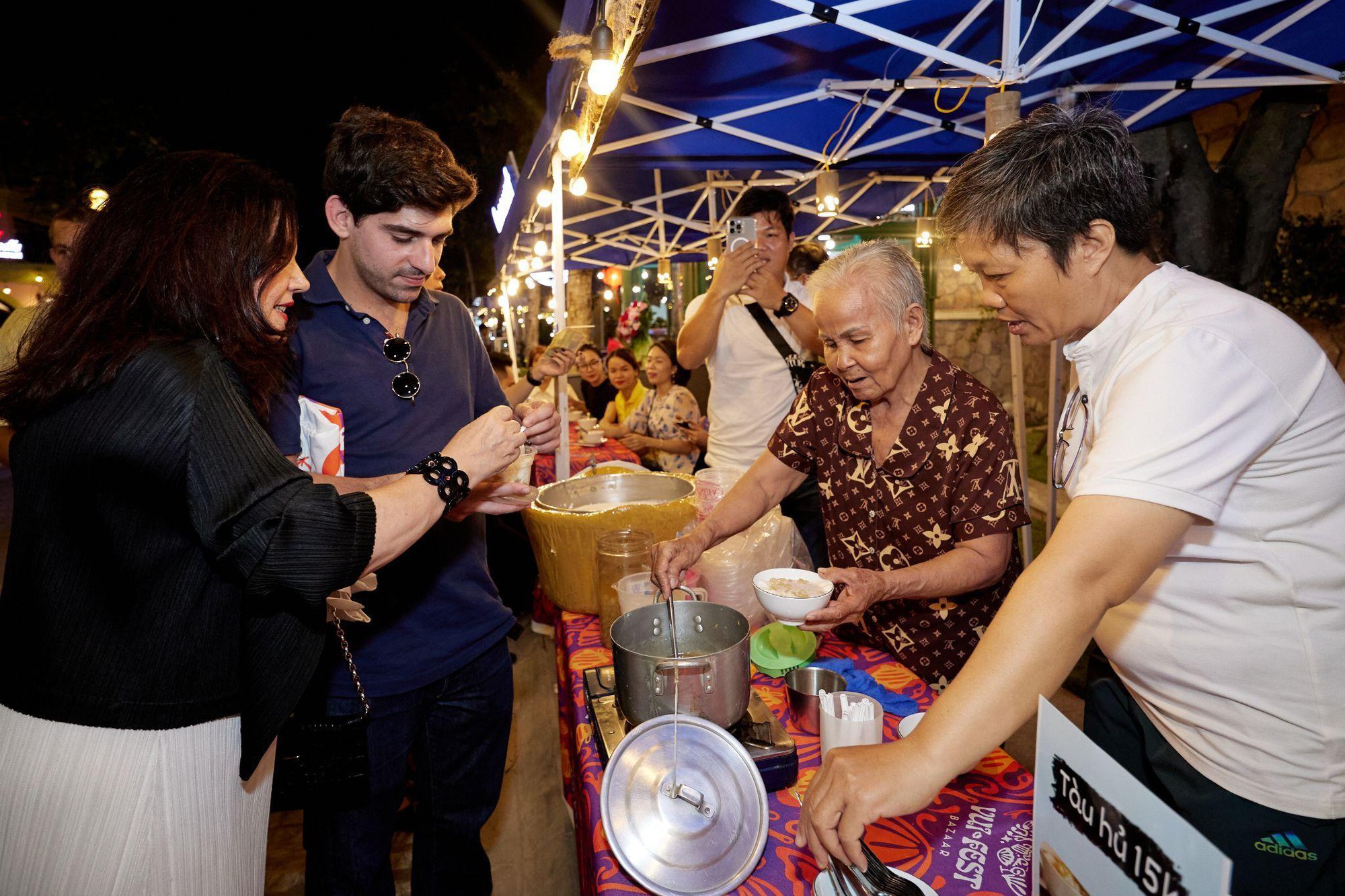 Có một chợ đêm bên biển Vui Phết tụ hợp du khách trong và ngoài nước