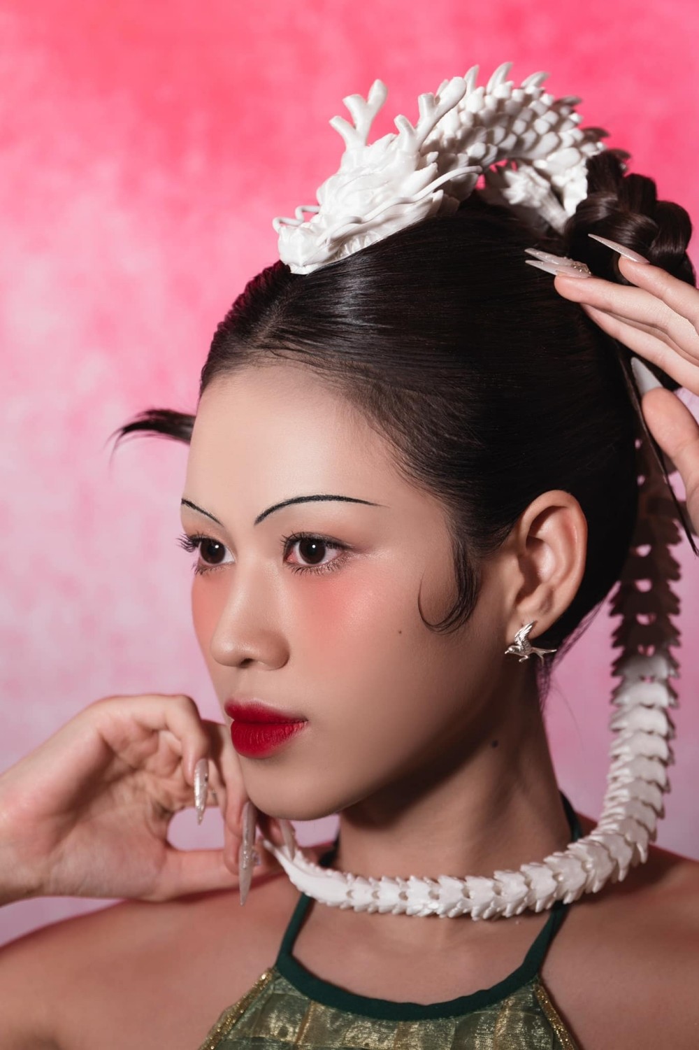 Hoa hậu Đỗ Thị Hà thử phong cách trang điểm lông mày siêu mảnh, trông ra sao?