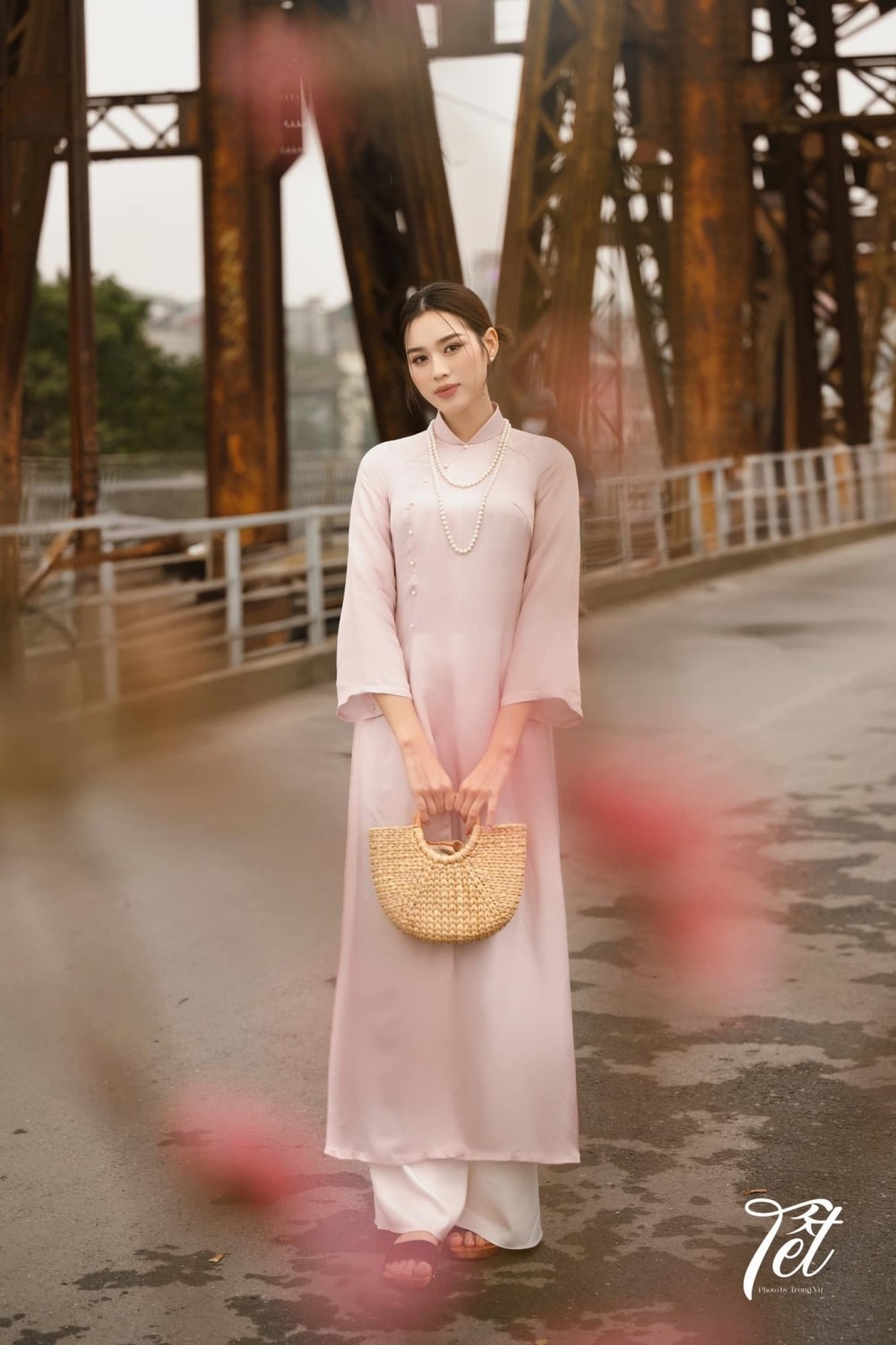 Hoa hậu Đỗ Thị Hà thử phong cách trang điểm lông mày siêu mảnh, trông ra sao?
