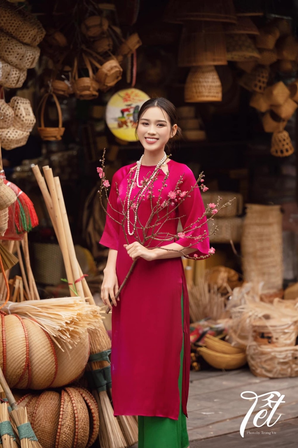 Hoa hậu Đỗ Thị Hà thử phong cách trang điểm lông mày siêu mảnh, trông ra sao?