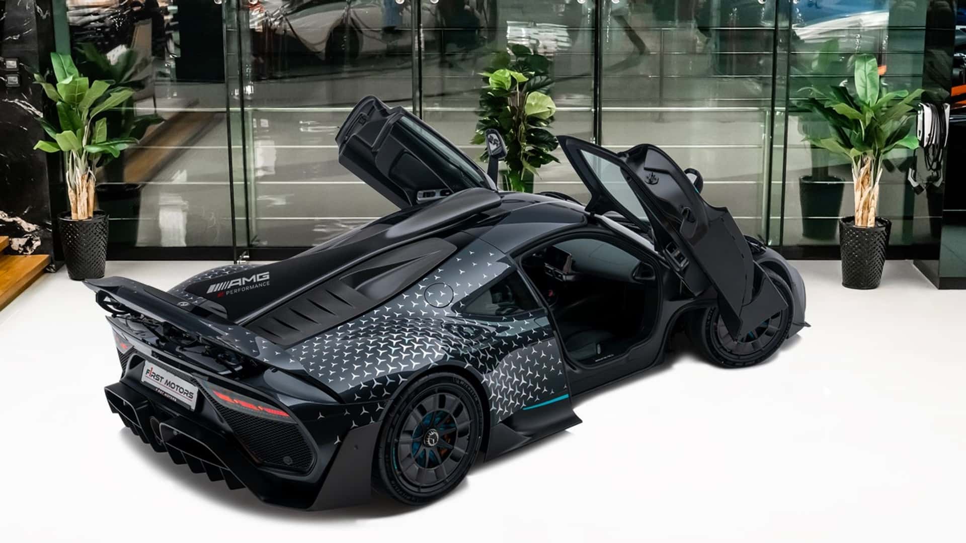 “Siêu phẩm” Mercedes-AMG One đầu tiên lên sàn xe cũ