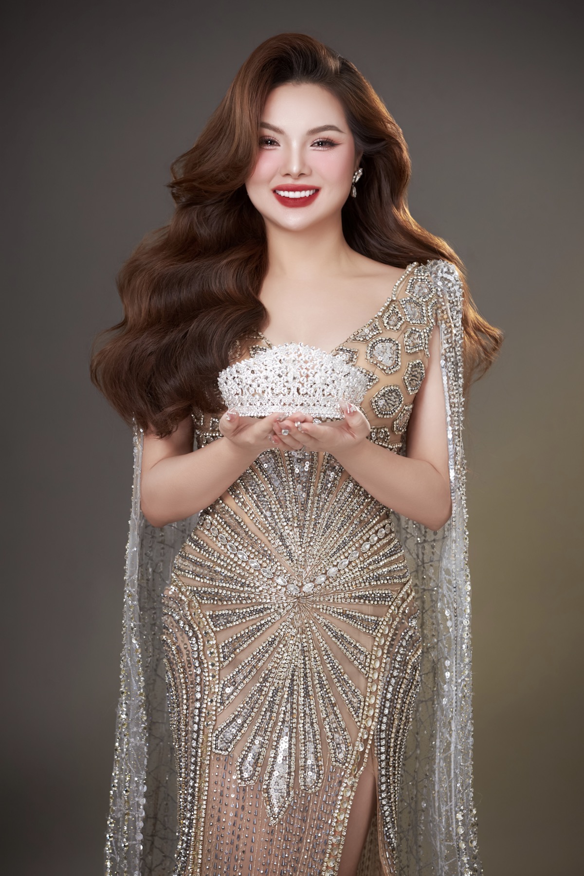 Ngọc Trang chính thức đại diện Mrs. Globe Việt Nam 2024 dự thi Mrs Globe 2024 tại đảo Hải Nam - Trung Quốc