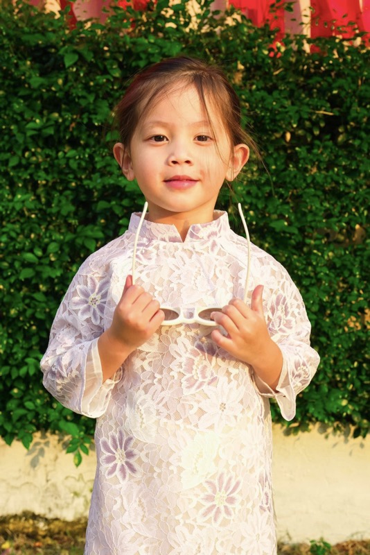 Sao Việt nô nức chọn áo dài Hà Thanh Huy du xuân