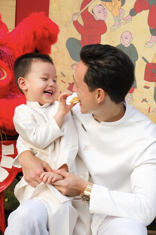 Sao Việt nô nức chọn áo dài Hà Thanh Huy du xuân