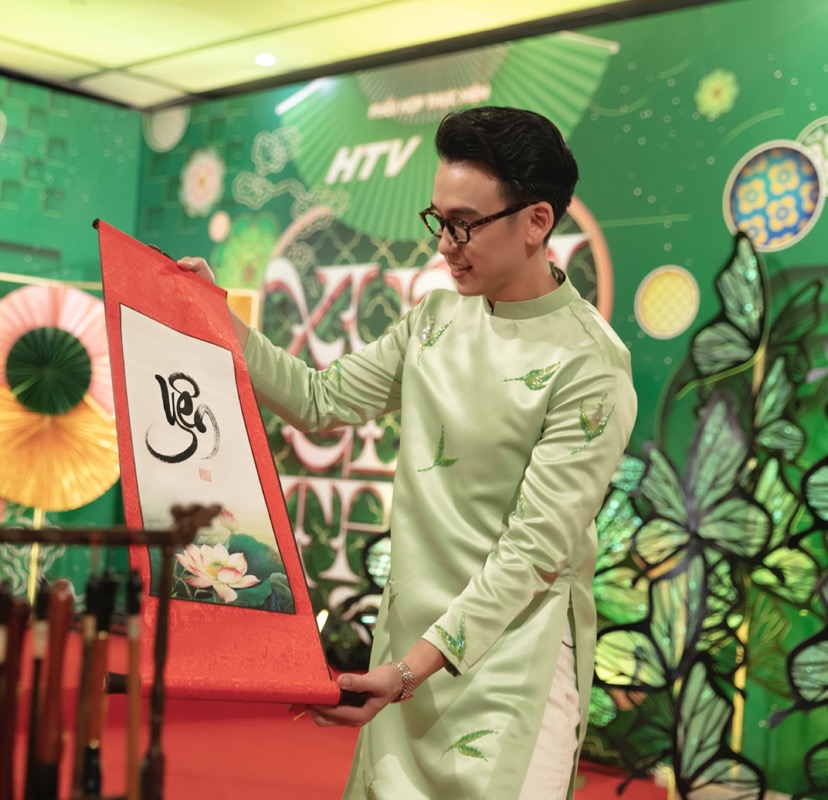 Sao Việt nô nức chọn áo dài Hà Thanh Huy du xuân
