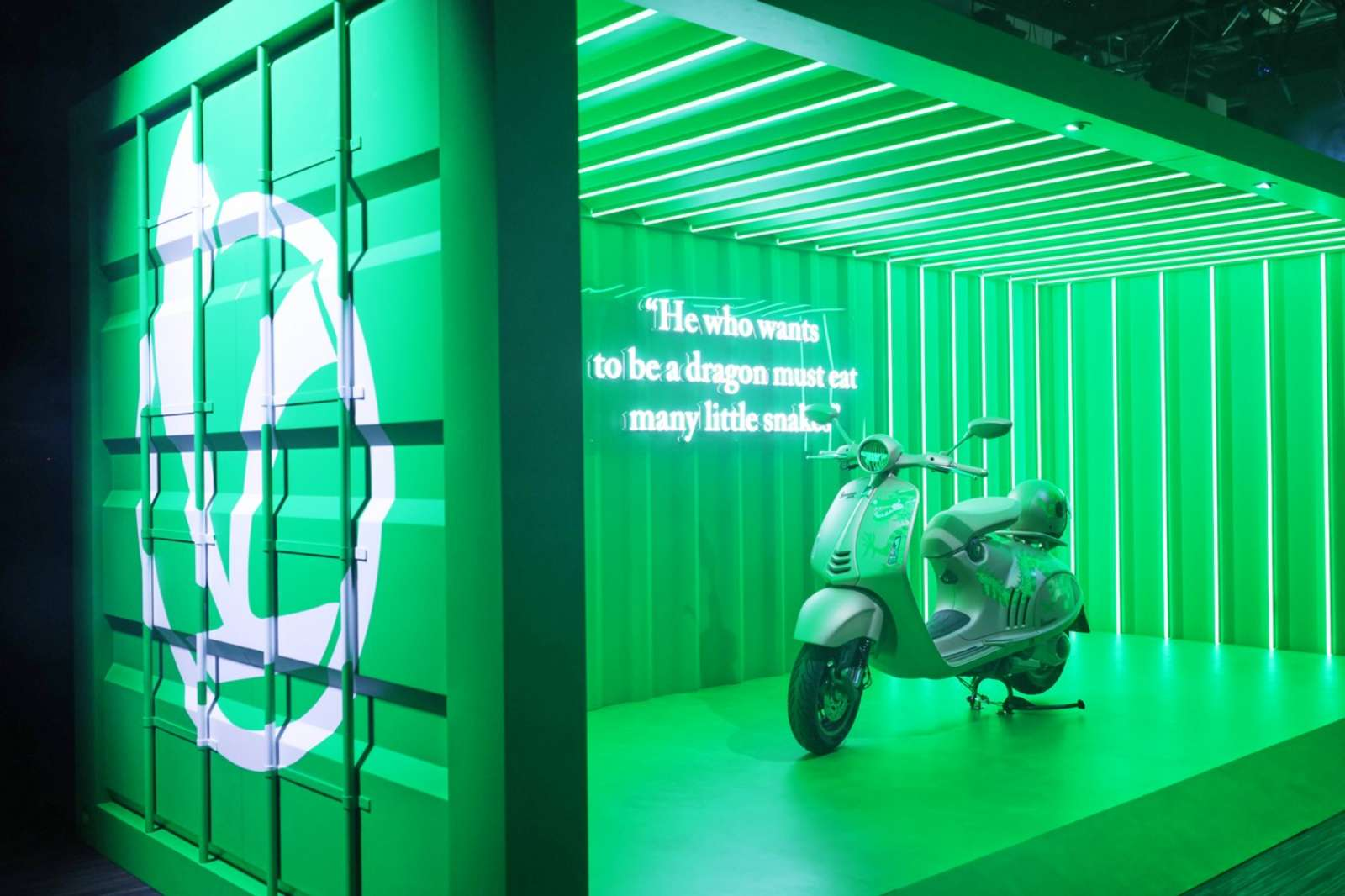 Vespa 946 Dragon khuấy đảo bữa tiệc mừng năm Giáp Thìn 2024