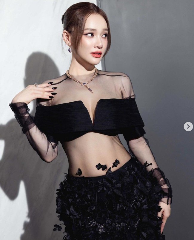 Nhã Phương khoe cơ bụng săn chắc sau Tết