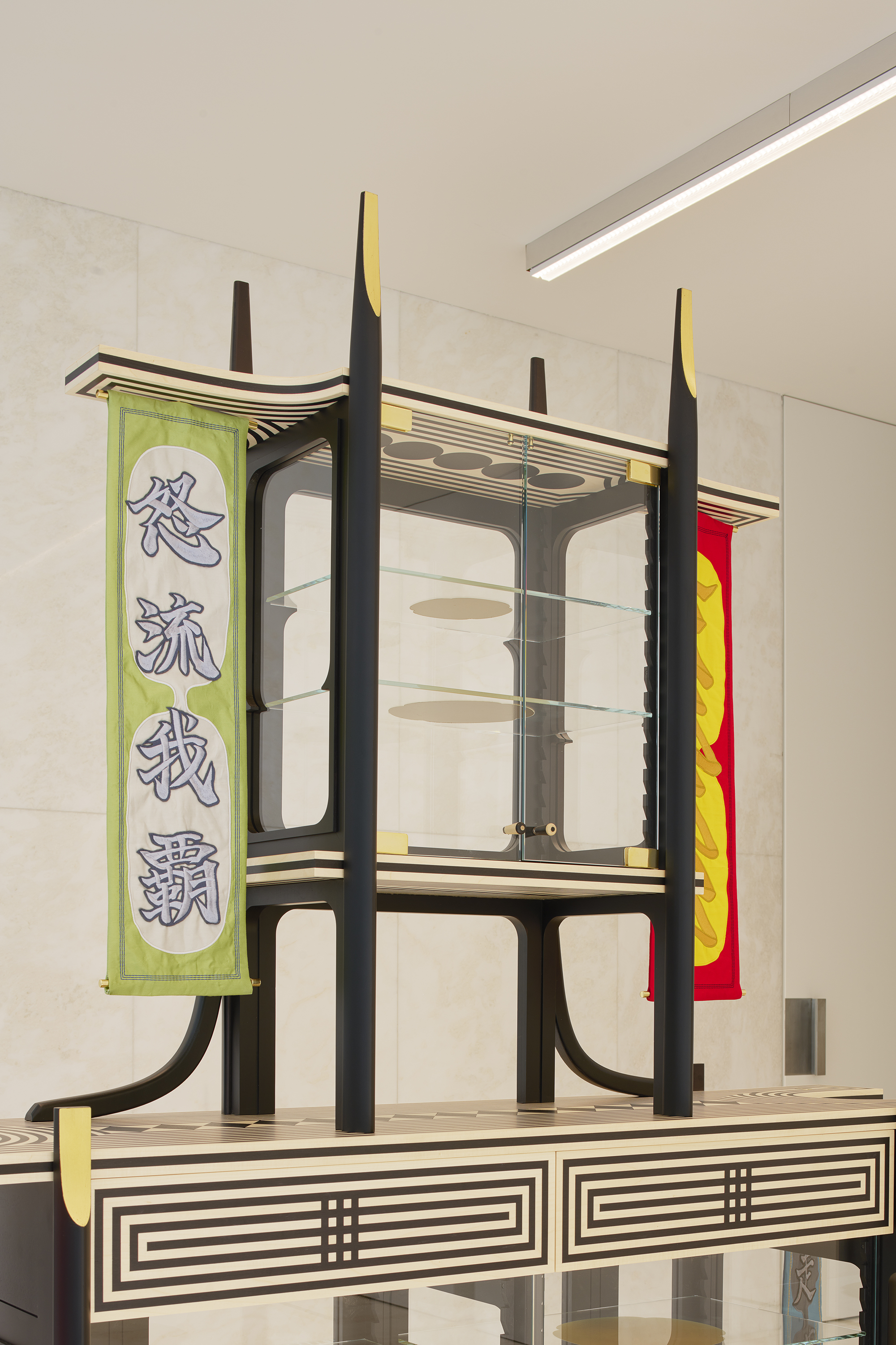 Tủ quần áo phong cách "ngựa vằn" từ Rio Kobayashi