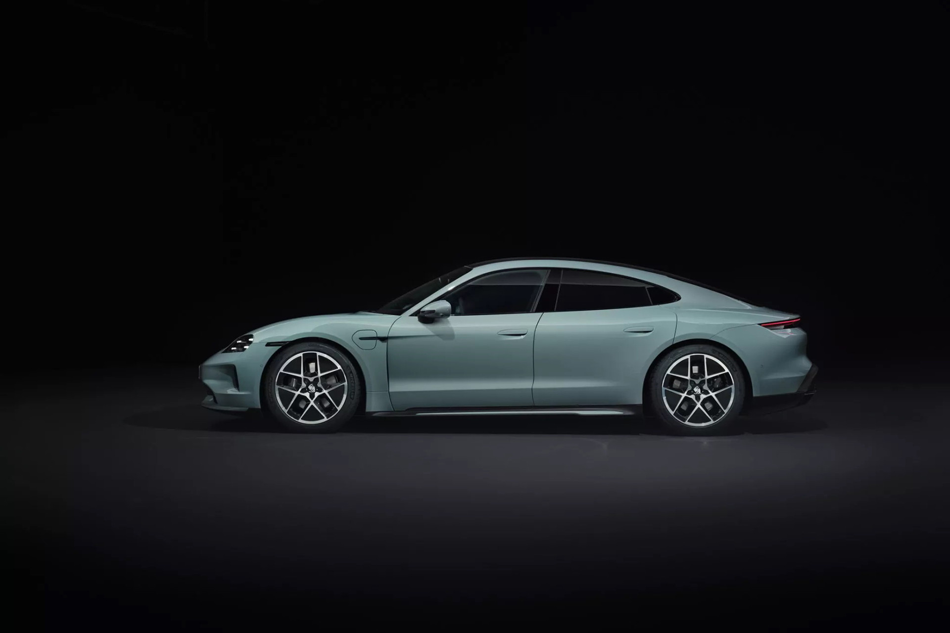 Porsche Taycan Turbo S 2025 ra mắt với công suất tiệm cận siêu xe