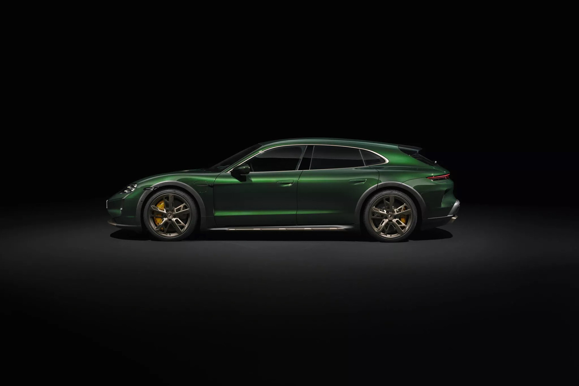 Porsche Taycan Turbo S 2025 ra mắt với công suất tiệm cận siêu xe