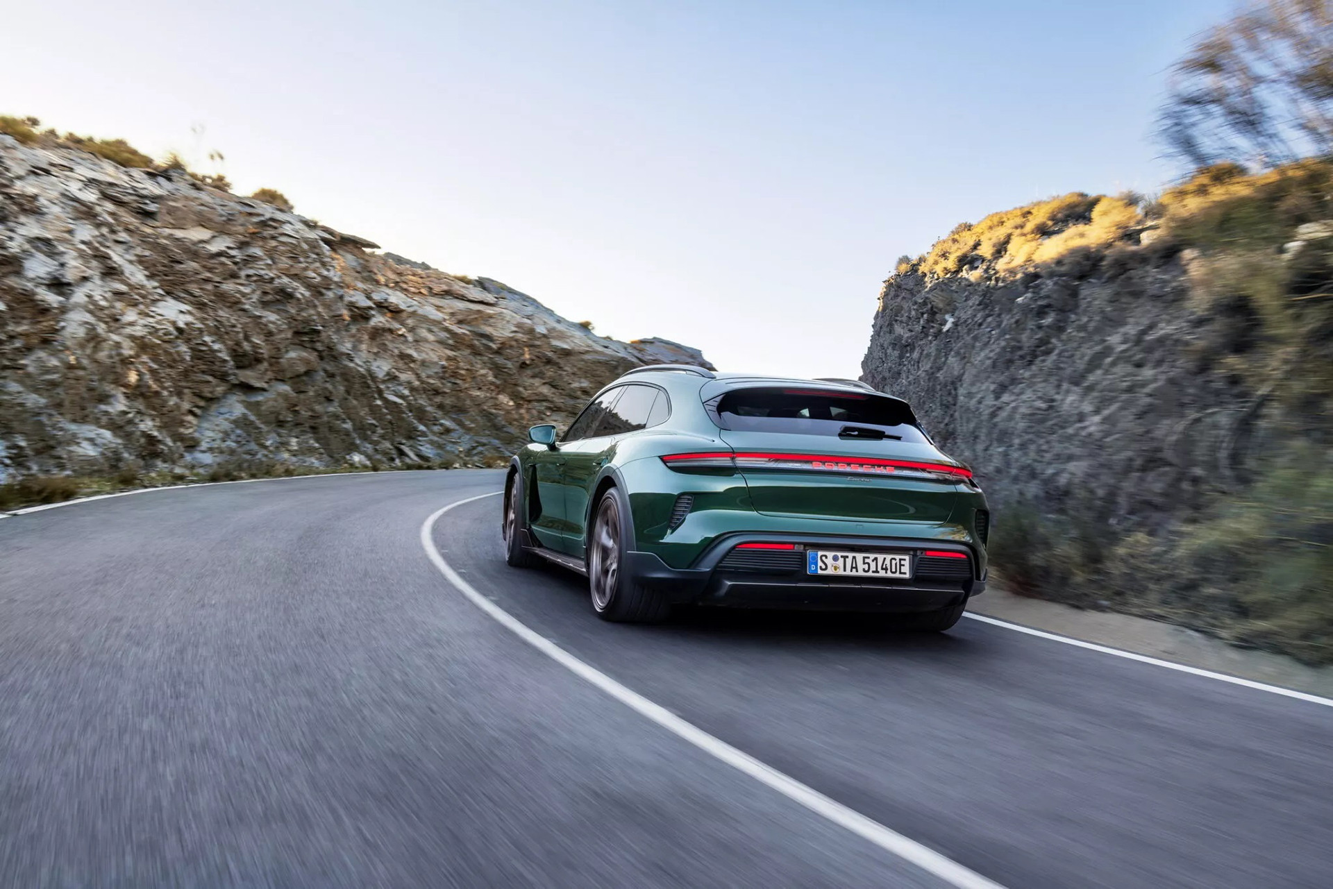 Porsche Taycan Turbo S 2025 ra mắt với công suất tiệm cận siêu xe