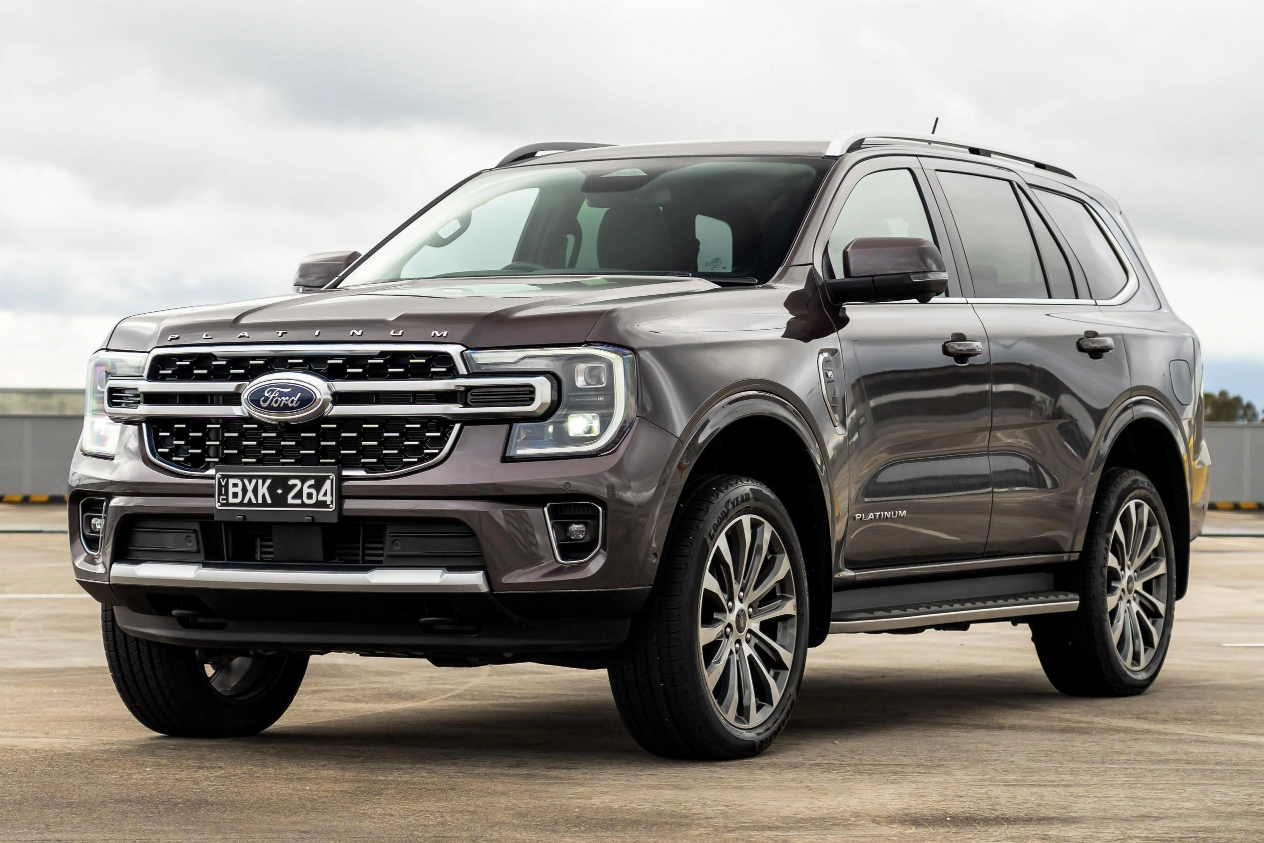 Rộ tin đồn Ford Everest Platinum sắp về Việt Nam, "bỏ ngỏ" về động cơ V6