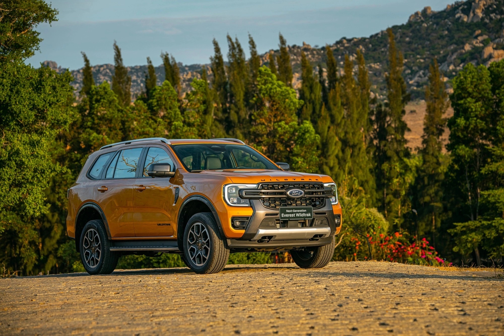 Rộ tin đồn Ford Everest Platinum sắp về Việt Nam, "bỏ ngỏ" về động cơ V6