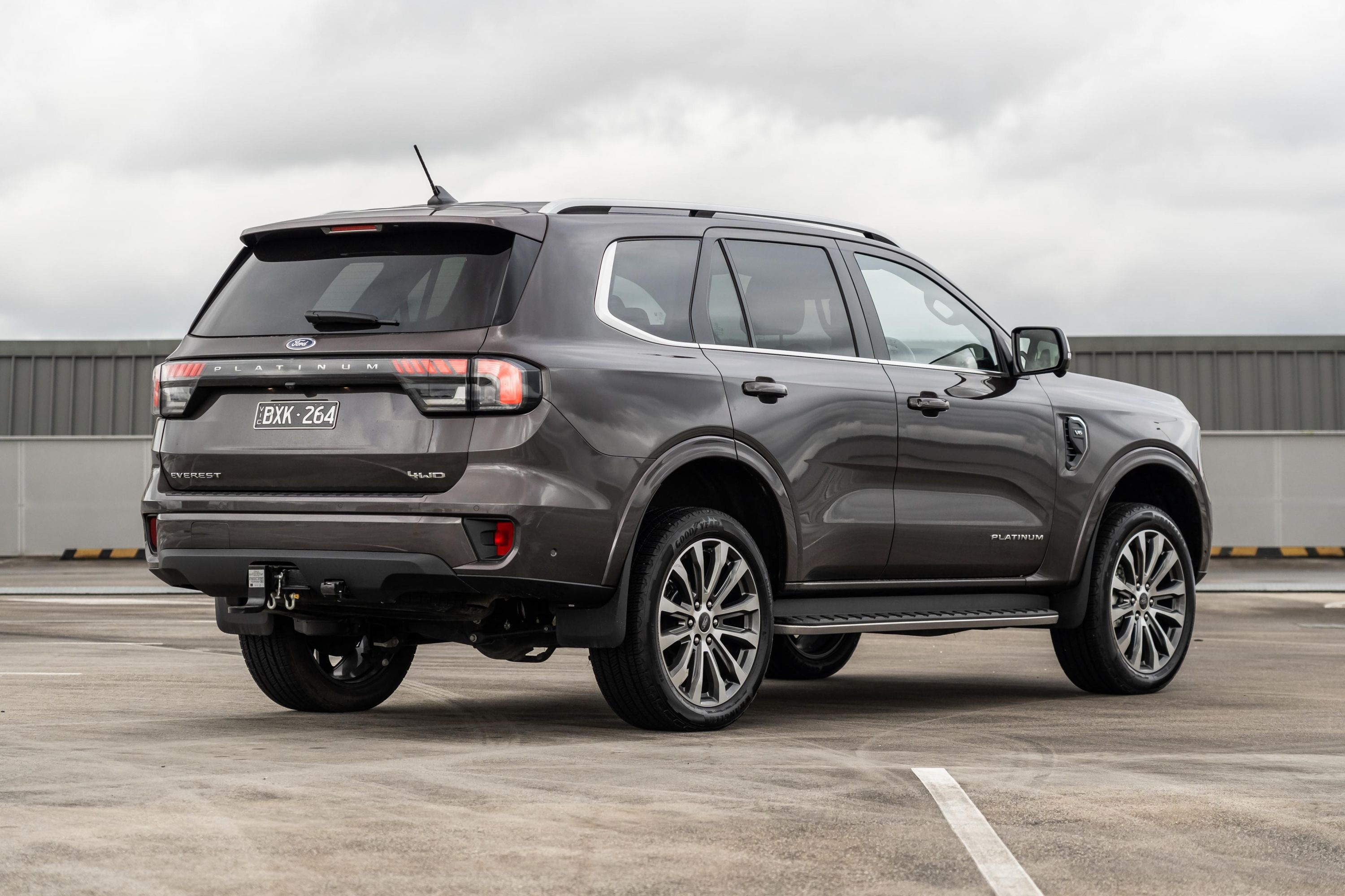 Rộ tin đồn Ford Everest Platinum sắp về Việt Nam, "bỏ ngỏ" về động cơ V6