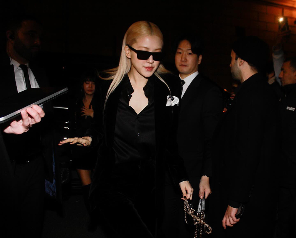 Rosé diện váy xuyên thấu dự show Saint Laurent Thu Đông 2024