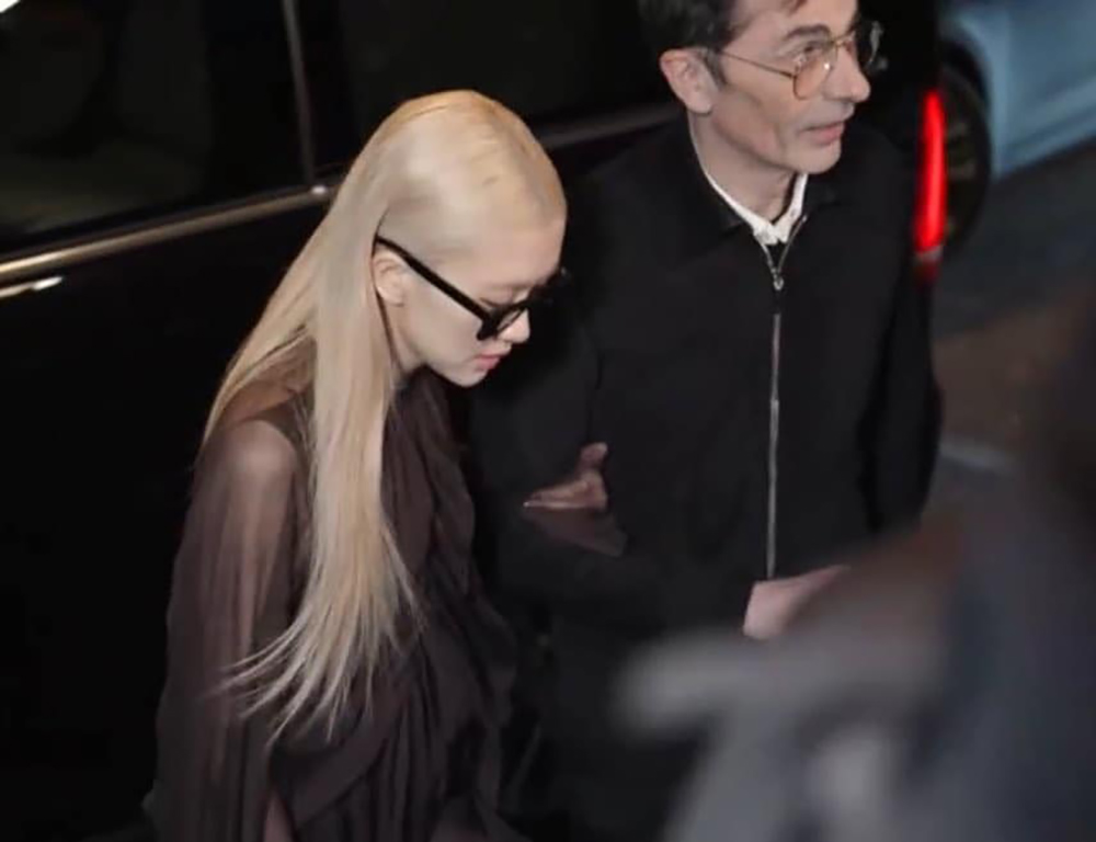 Rosé diện váy xuyên thấu dự show Saint Laurent Thu Đông 2024