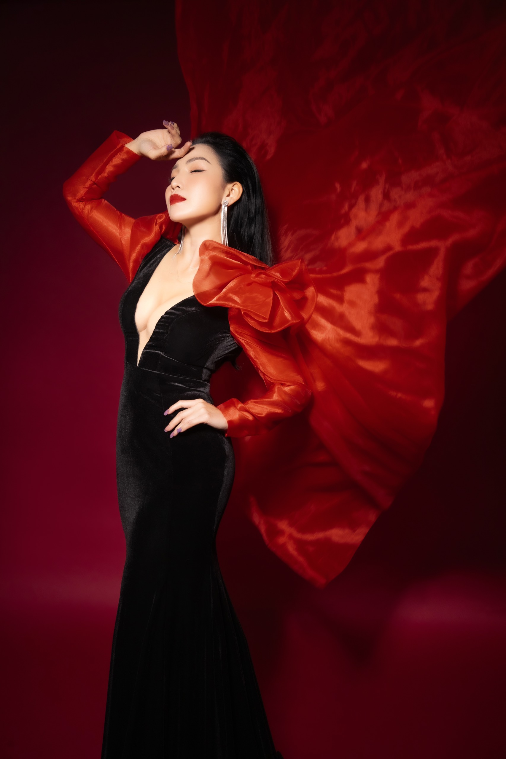 Lâm Hùng cực tình tứ trong "MV Đêm cô đơn"