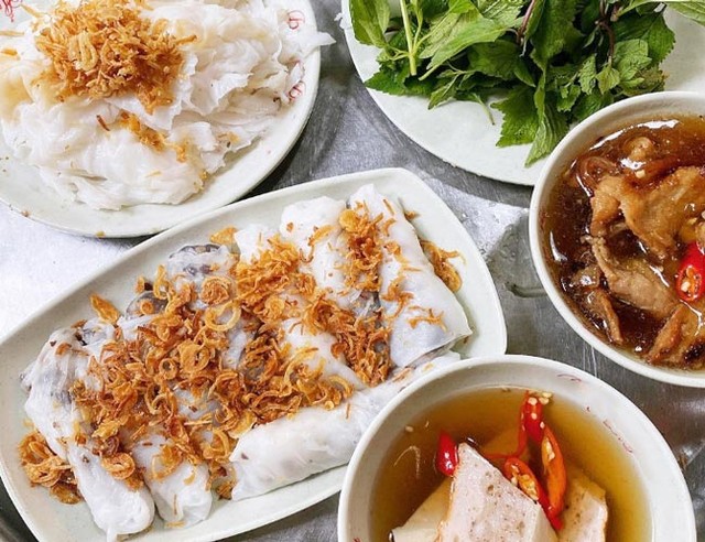 Khách Tây khen ngợi hương vị ẩm thực Việt Nam được bày bán đầy vỉa hè