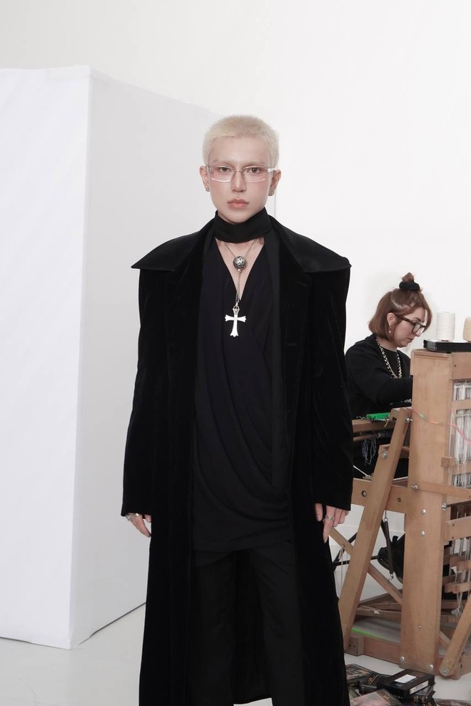 Quỳnh Anh Shyn và Call Me Duy tất bật ở Paris Fashion Week