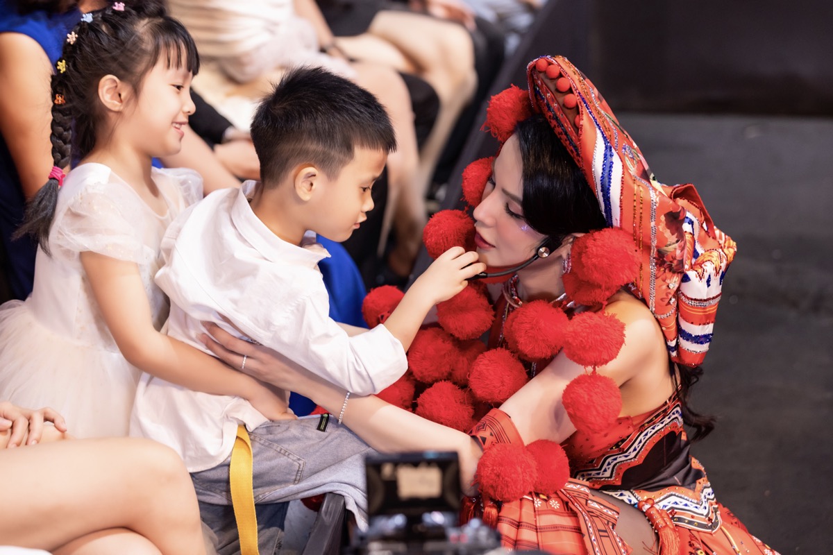 Diệp Lâm Anh hoá cô gái Dao đỏ đẹp nhất