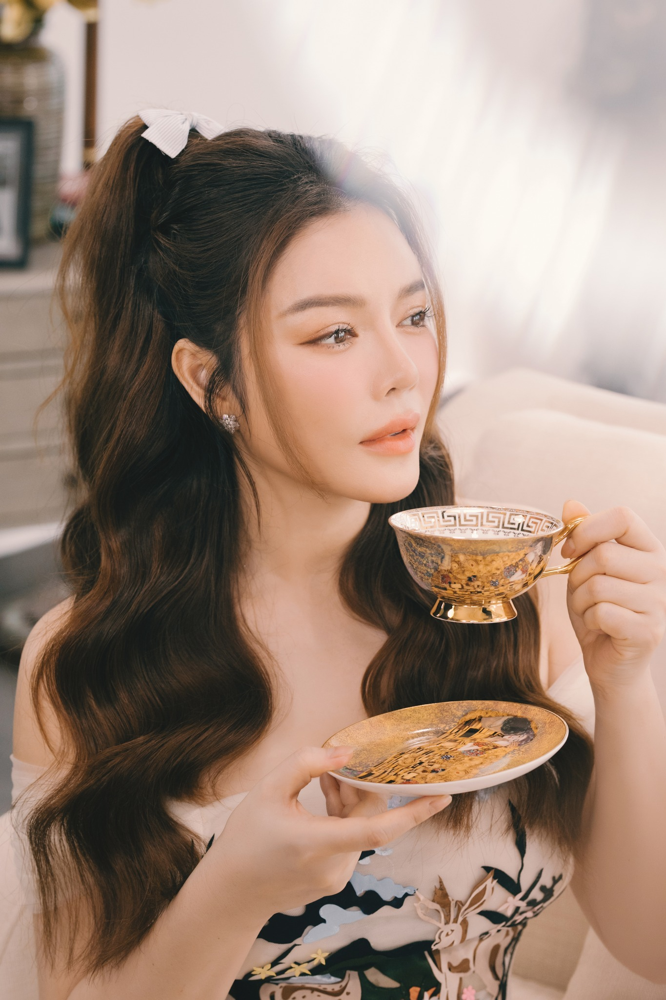 Ở biệt thự dát vàng, Lý Nhã Kỳ đầu tư bữa trà chiều đẳng cấp đến đâu ?