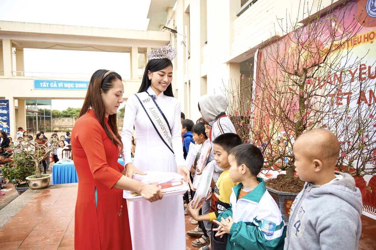 Hoàng Nhung Tân Á hậu
