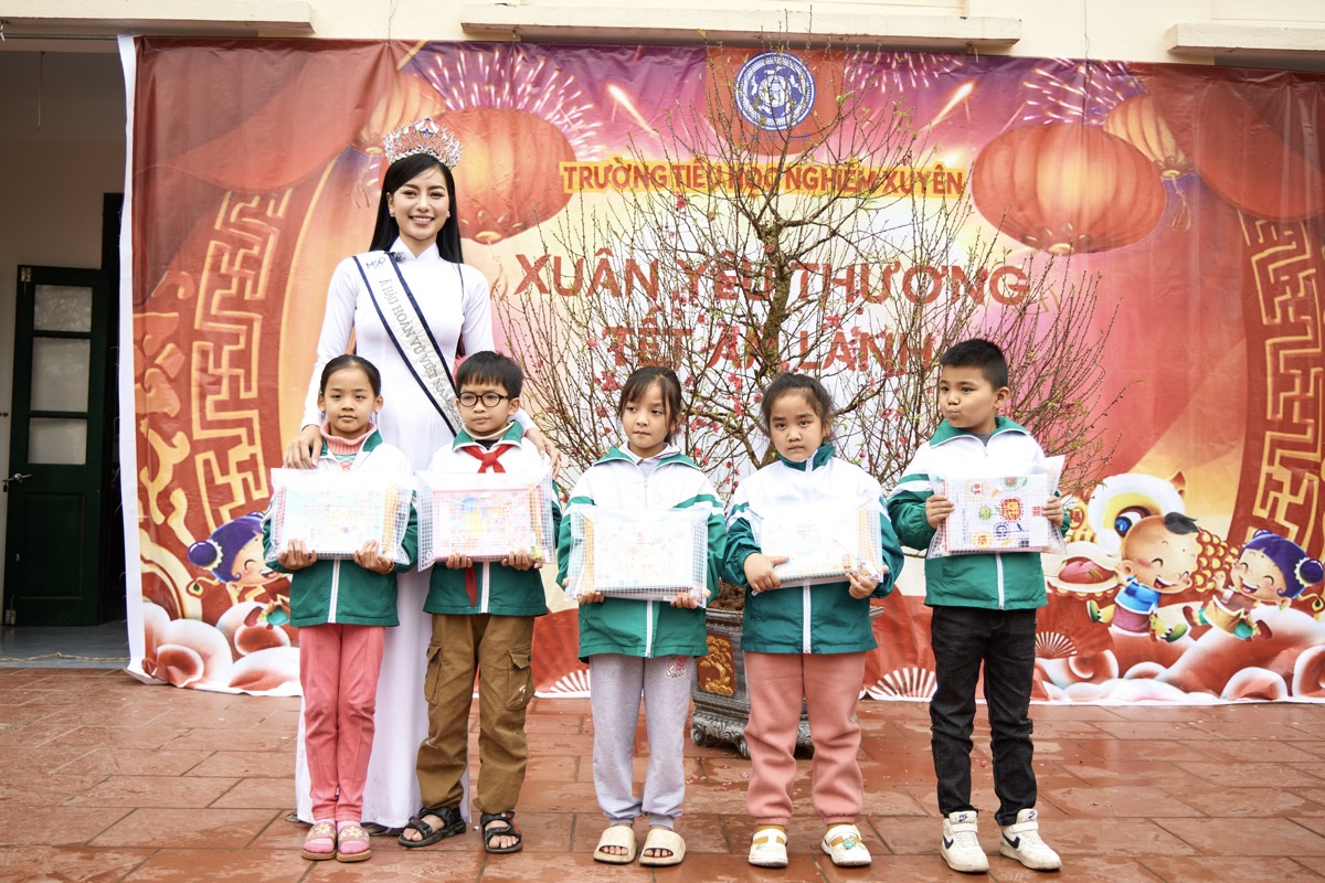 Hoàng Nhung Tân Á hậu
